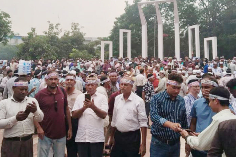 দুপুরে শিক্ষকদের কালো পতাকা মিছিল