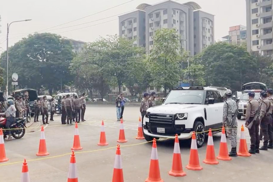 অধিবেশনে যোগ দিতে সংসদে প্রবেশ করছেন এমপিরা