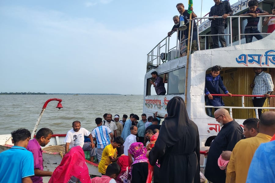মেঘনায় বিকল লঞ্চ, উদ্ধার ৮০ যাত্রী