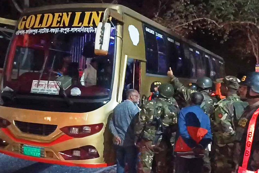 সহিংসতা রোধে মাদারীপুরে টহল জোরদার যৌথবাহিনীর