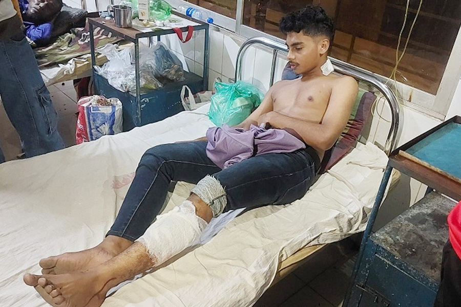 জেলখানার মোড়ে পূর্ব শত্রুতার জেরে যুবককে কুপিয়ে জখম