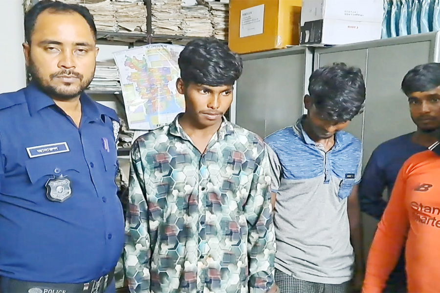 শিবচরে নিষেধাজ্ঞা অমান্য, ইলিশ শিকারকালে ৭ জেলে আটক