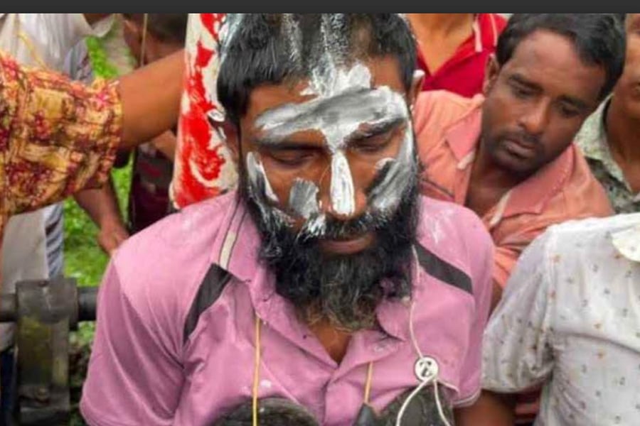অভিযুক্ত জুয়েল রানাকে আটক করে গলায় জুতার মালা পড়িয়ে মুখে চুনকালি মেখে দেয় এলাকাবাসী। ছবি সংগৃহীত