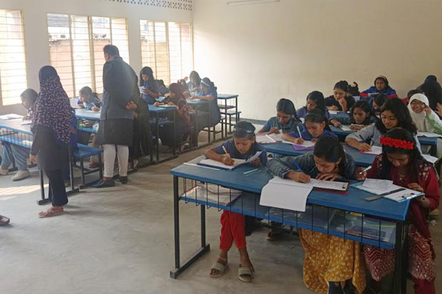 মেহেরপুরে শিক্ষক কর্মবিরতি, পরীক্ষা নিচ্ছেন অভিভাবকরা