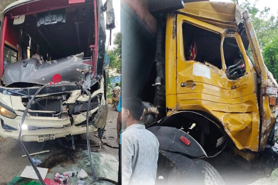 মহেশপুরে বাস-ট্রাক সংঘর্ষে ১৫ আহত