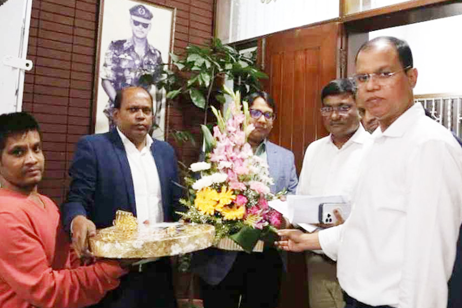 মমতা বন্দ্যোপাধ্যায় পাঠালেন ফুল ও মিষ্টি