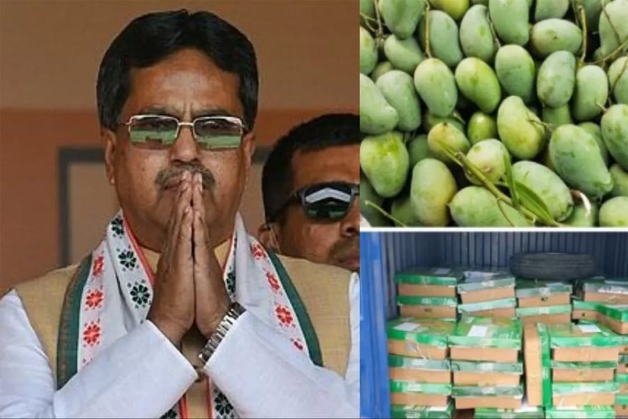 আখাউড়া স্থলবন্দর দিয়ে ত্রিপুরার মুখ্যমন্ত্রীর জন্য পাঠানো আমের চালান। ছবি: সংগৃহীত