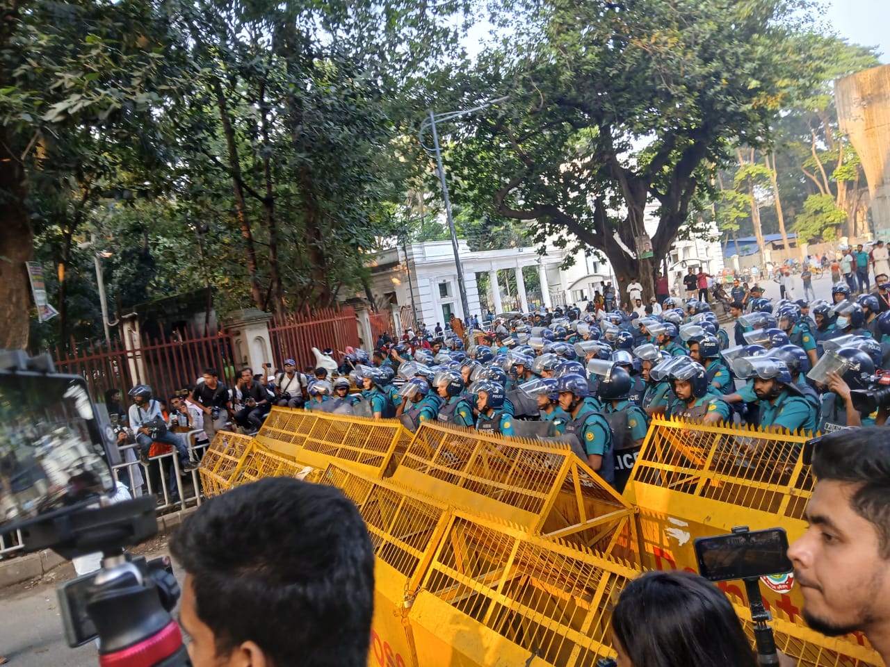 শিক্ষকদের ‘মার্চ টু সচিবালয়’ কর্মসূচিতে বাধা