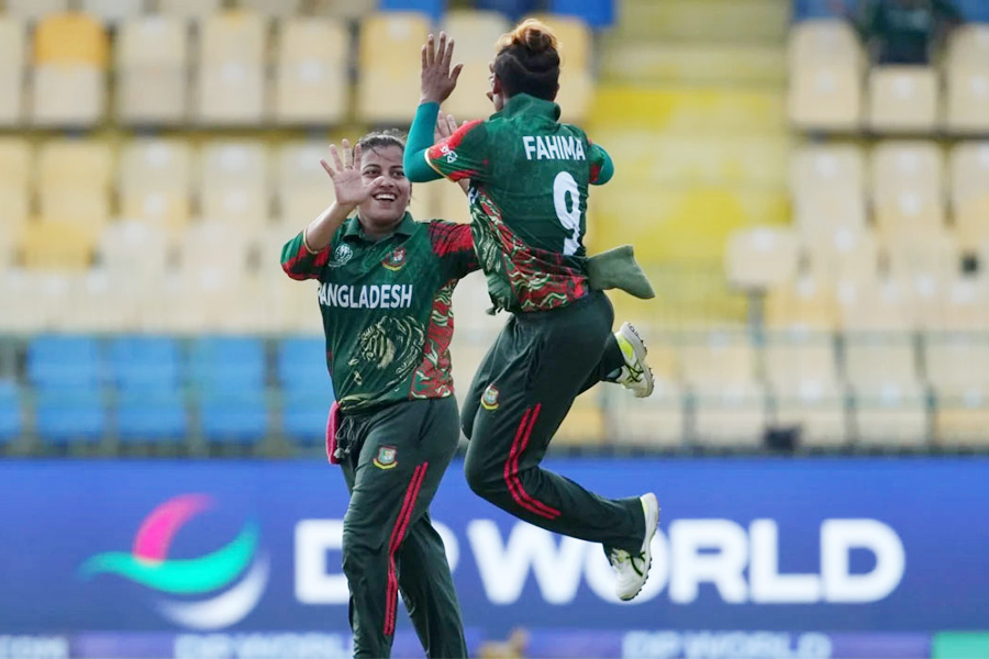 পাকিস্তান ১২৯ রানে অলআউট