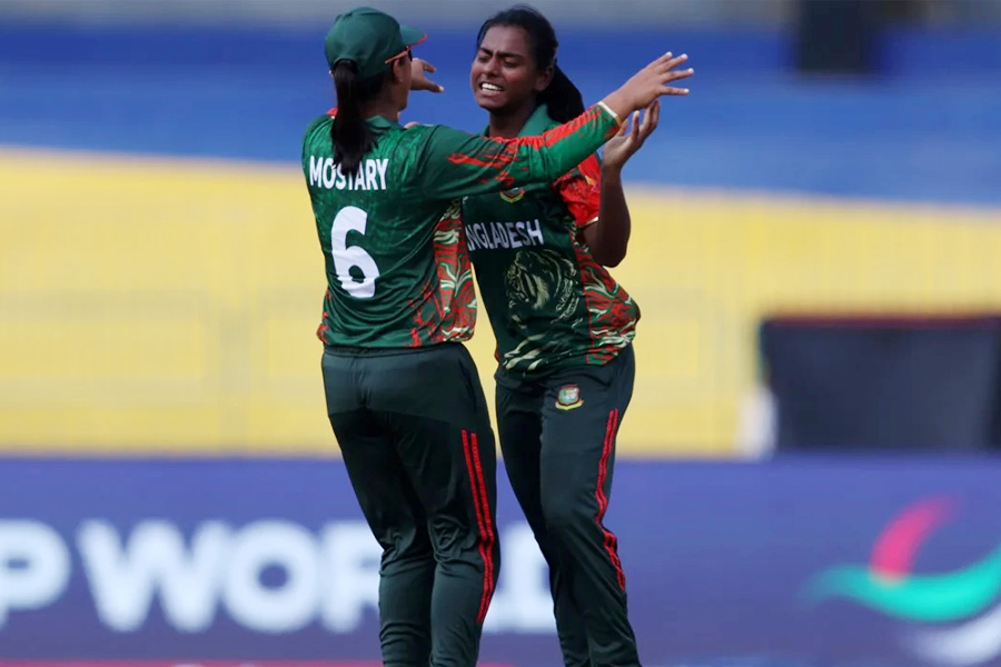 প্রথম ওভারে জোড়া আঘাত, চাপে পাকিস্তান