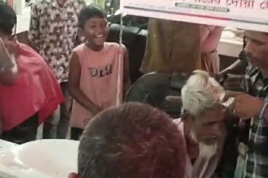 পকেটমার সন্দেহে বৃদ্ধকে ন্যাড়া করে ভিডিও ছড়ানোর অভিযোগ