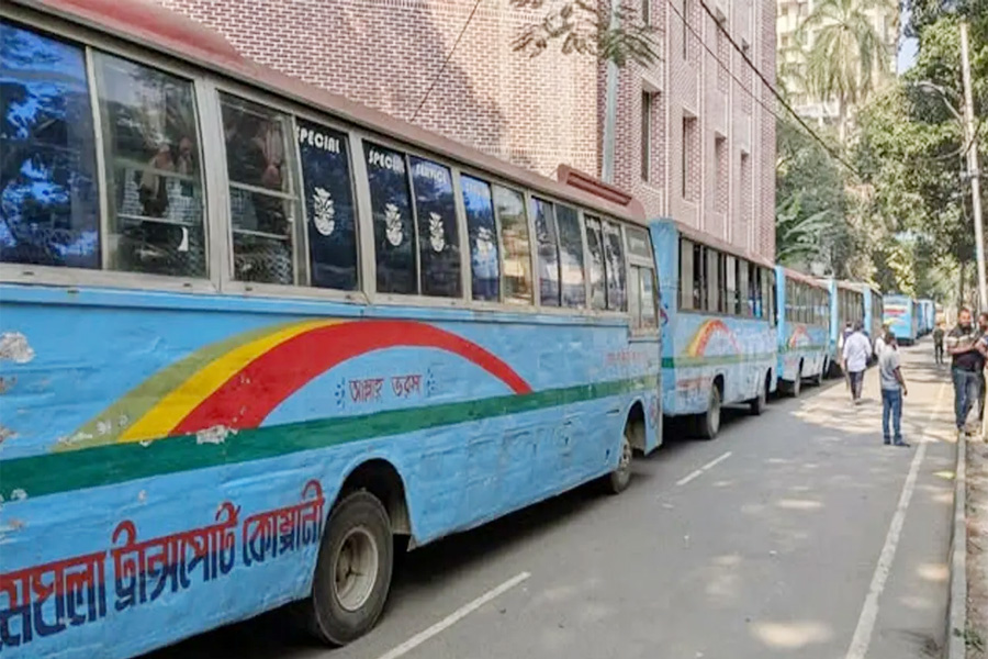 ঢাকা কলেজ শিক্ষার্থীদের প্রতিবাদে মেঘলার ১২ বাস আটক
