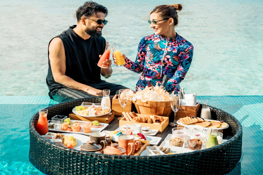 মালদ্বীপে মুগ্ধতা ছড়াচ্ছেন মেহজাবীন-আদনান