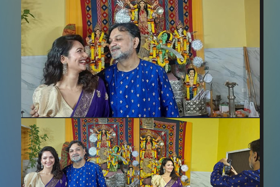 ‘শুভ সপ্তমী’-তে বান্ধবীসহ ঘুরলেন সৃজিত মুখার্জি