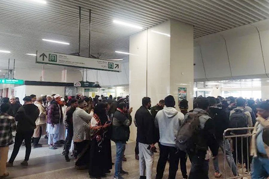 খালেদা জিয়ার জানাজায় অংশ নিতে মেট্রো স্টেশনে উপচেপড়া ভিড়