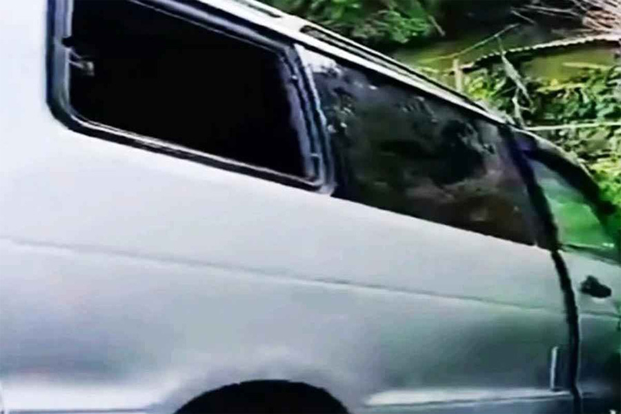 চট্টগ্রামে মাইক্রোবাস খাদে পড়ে নিহত ৩