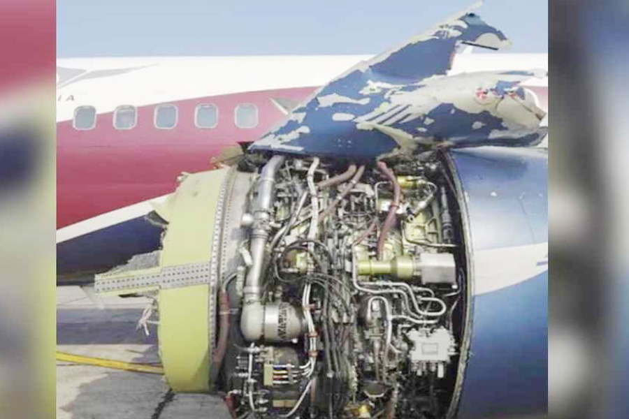 নাইজেরিয়ায় যাত্রীবাহী বিমানের ইঞ্জিনে মাঝ আকাশে বিস্ফোরণ