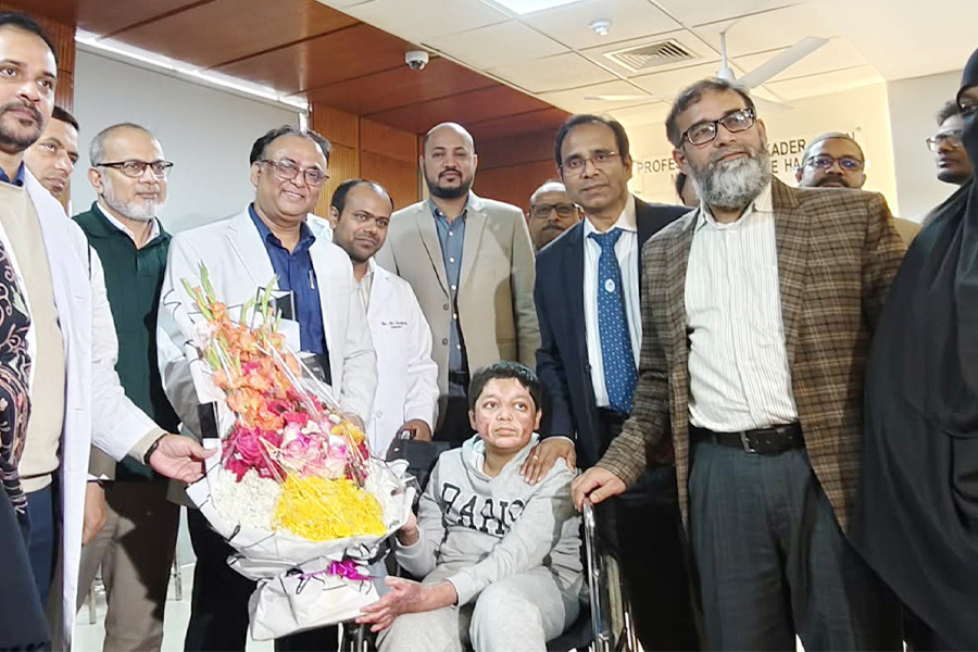 ৩৬ অপারেশনের পর বাড়ি ফিরল আবিদ