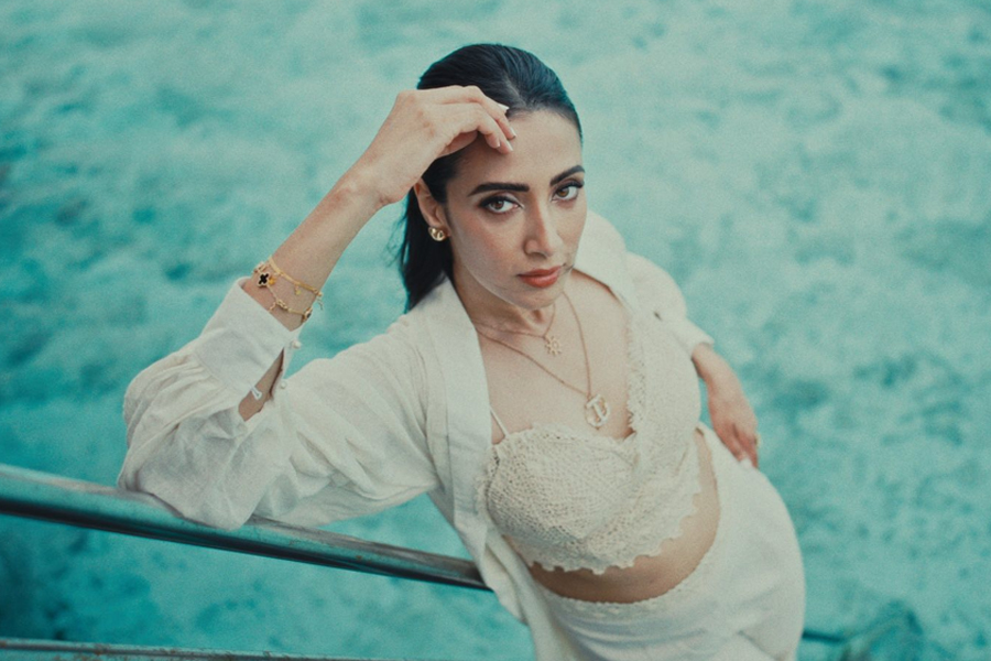 মালদ্বীপে খোলামেলা লুকে ঝড় তুললেন মিম