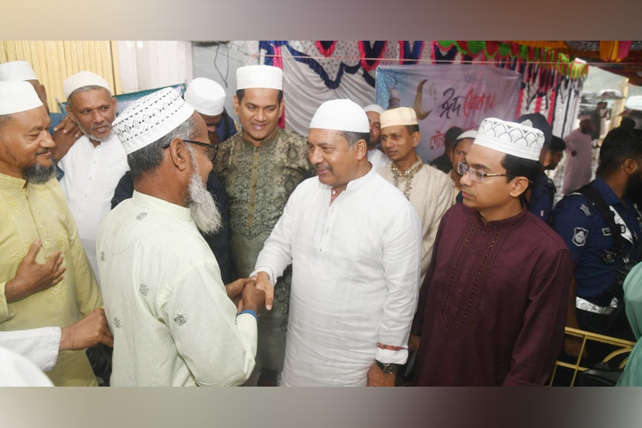 গৌরনদীতে ঈদুল ফিতরের নামাজ আদায় করেছেন তথ্যমন্ত্রী