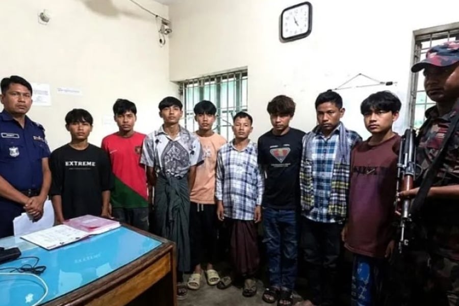নাইক্ষ্যংছড়ি সীমান্ত দিয়ে বাংলাদেশে প্রবেশের সময় আটক হওয়া মিয়ানমারের নাগরিকরা। ছবি: বিজিবি