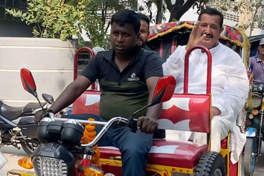 মন্ত্রী হয়েও রিকশাতেই চলাফেরা করছেন মিনু