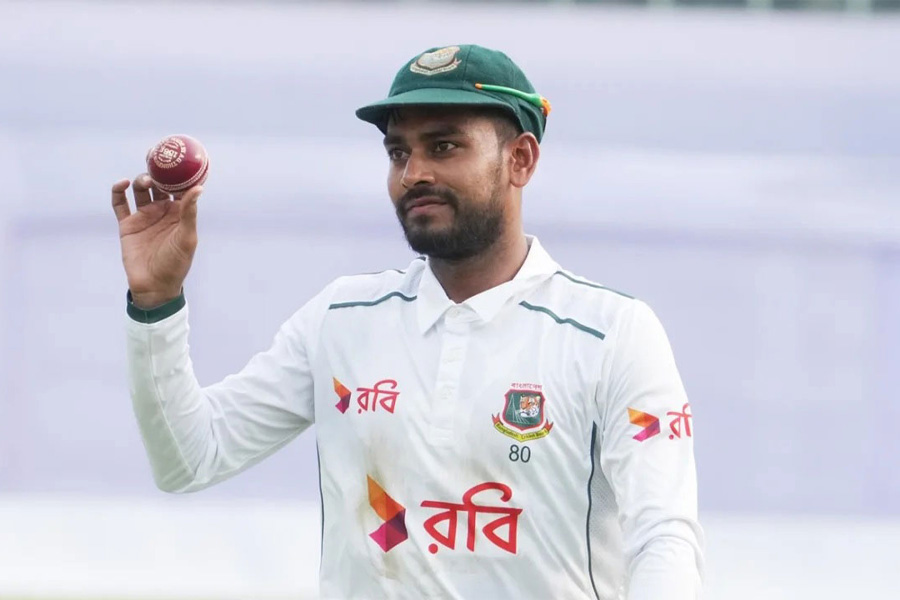 ক্যাচ মিস, আঙুল কেটে মাঠ ছাড়লেন তাইজুল–চোটে মিরাজও