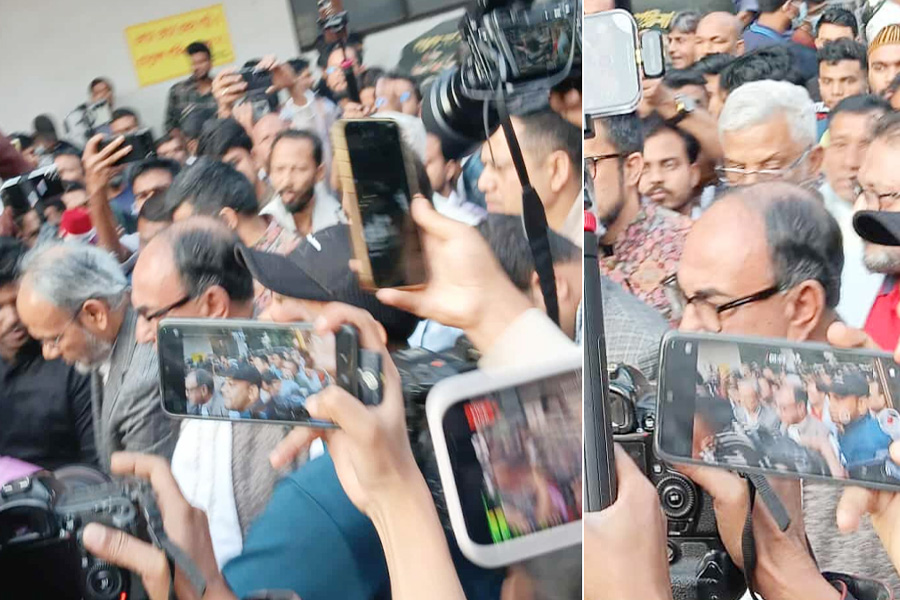 ঢামেকে হাদিকে দেখতে গিয়ে তোপের মুখে মির্জা আব্বাস