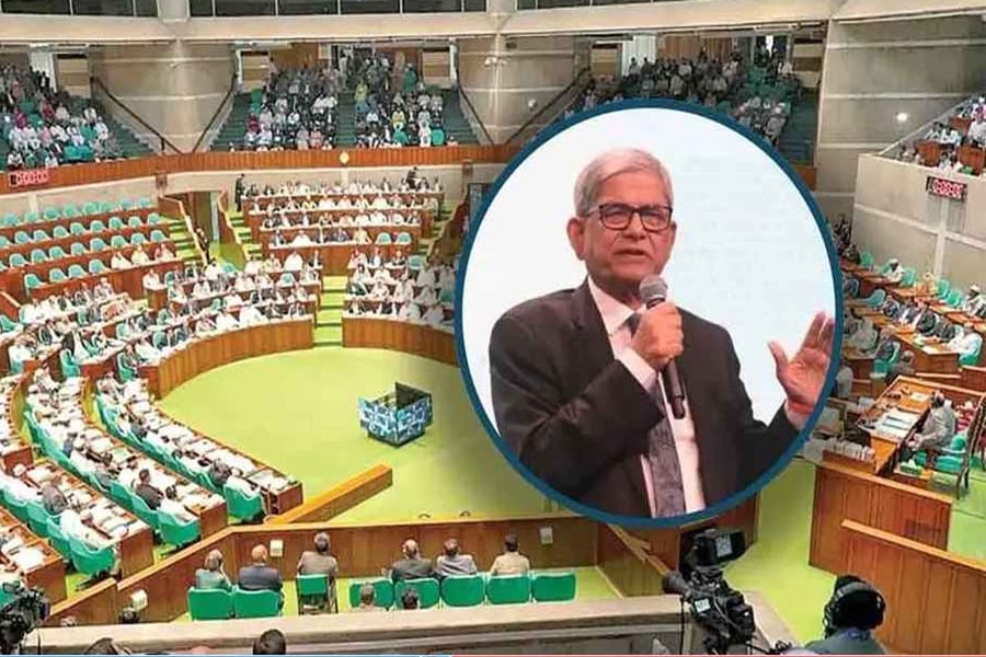 সংসদে আর্সেনিক দূষণ ও নিরাপদ পানি সরবরাহ নিয়ে তথ্য তুলে ধরেন ফখরুল ইসলাম আলমগীর। ছবি: সংগৃহীত