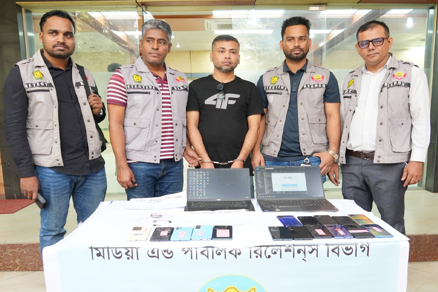 পল্টনে মোবাইল IMEI পরিবর্তনের সরঞ্জামসহ আটক ১