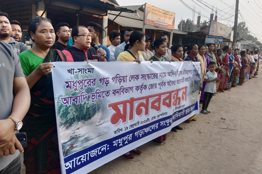গড়গড়িয়া লেক সংস্কার ঘিরে মধুপুরের আদিবাসীদের বিক্ষোভ ও মানববন্ধন