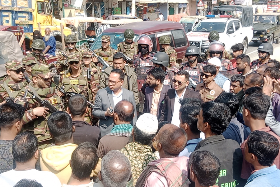 নির্বাচন শান্তিপূর্ণভাবে সম্পন্ন করার লক্ষ্যে যৌথবাহিনীর সশস্ত্র মহড়া