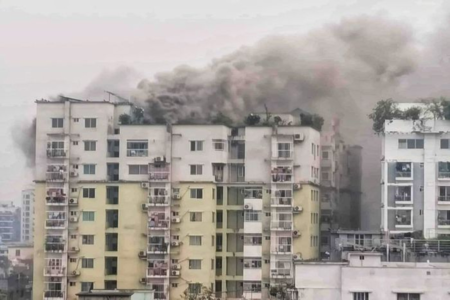 রাজধানীর মোহাম্মদপুরের আবাসিক ভবনের আগুন নিয়ন্ত্রণে