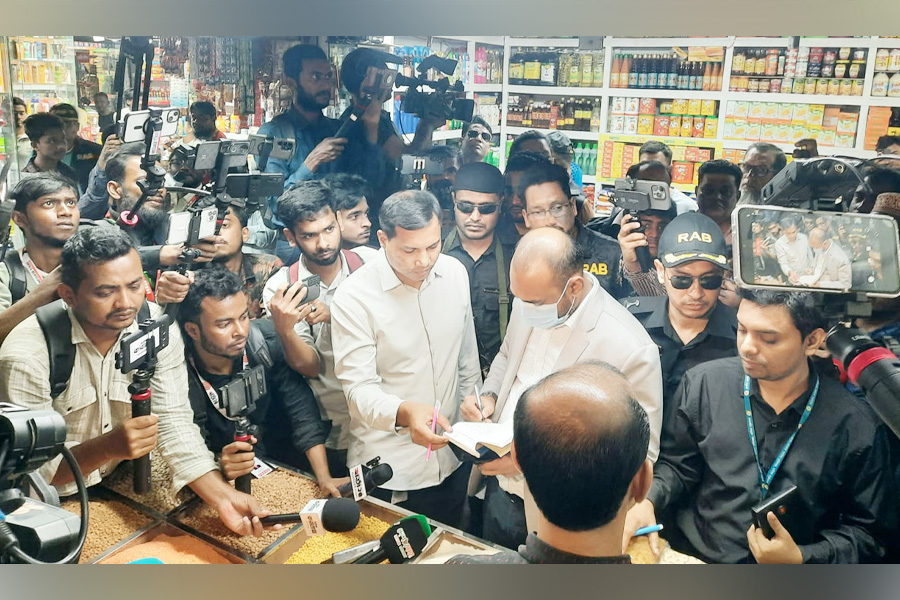 মোহাম্মদপুর কৃষি মার্কেটে র্যাব-ভোক্তা অধিকারের অভিযান