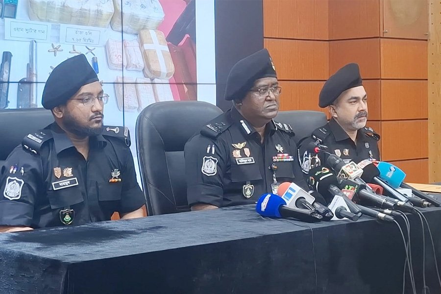 মোহাম্মদপুর-পল্টনে অস্ত্র, গুলি ও লক্ষাধিক ইয়াবাসহ গ্রেপ্তার ৫: র‍্যাব