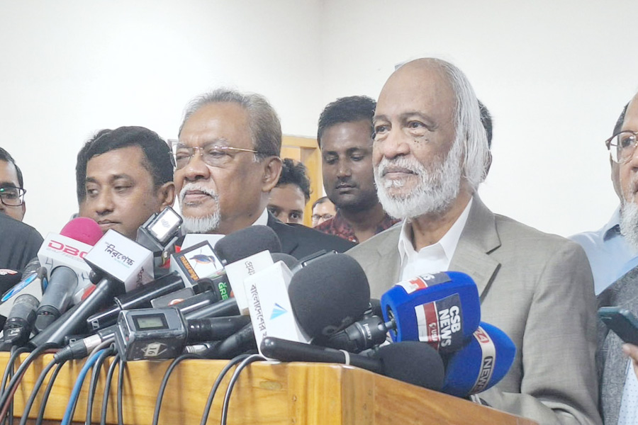 ১৫ বছরের কর্মকর্তারা ১৫ মাসে বদলানো সম্ভব নয়: মঈন খান