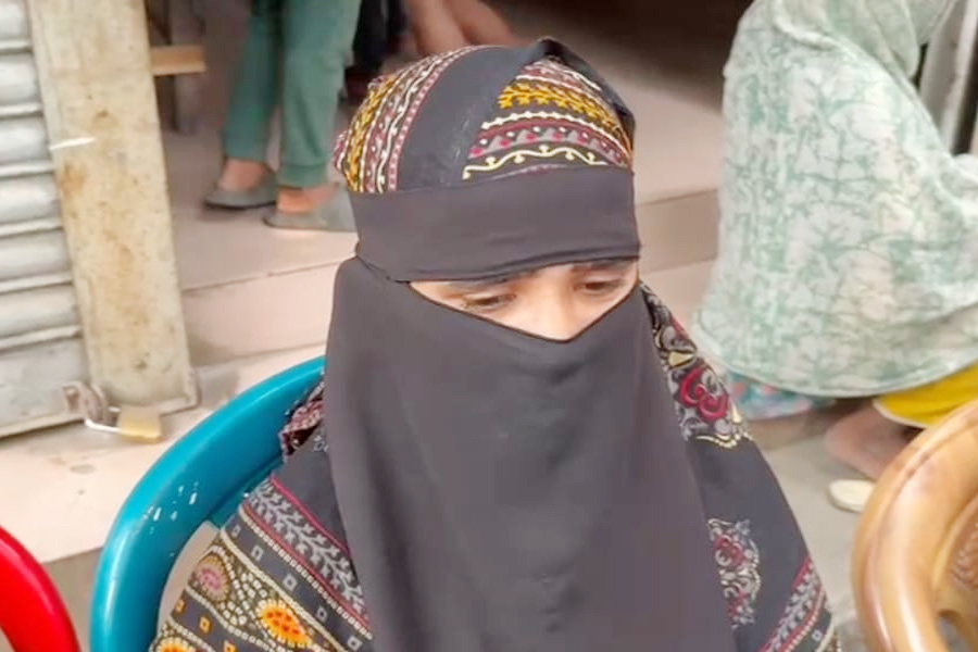 মোবাইলে টাকা, চোখে আনন্দের পানি ও ফ্যামিলি কার্ডে স্বস্তি