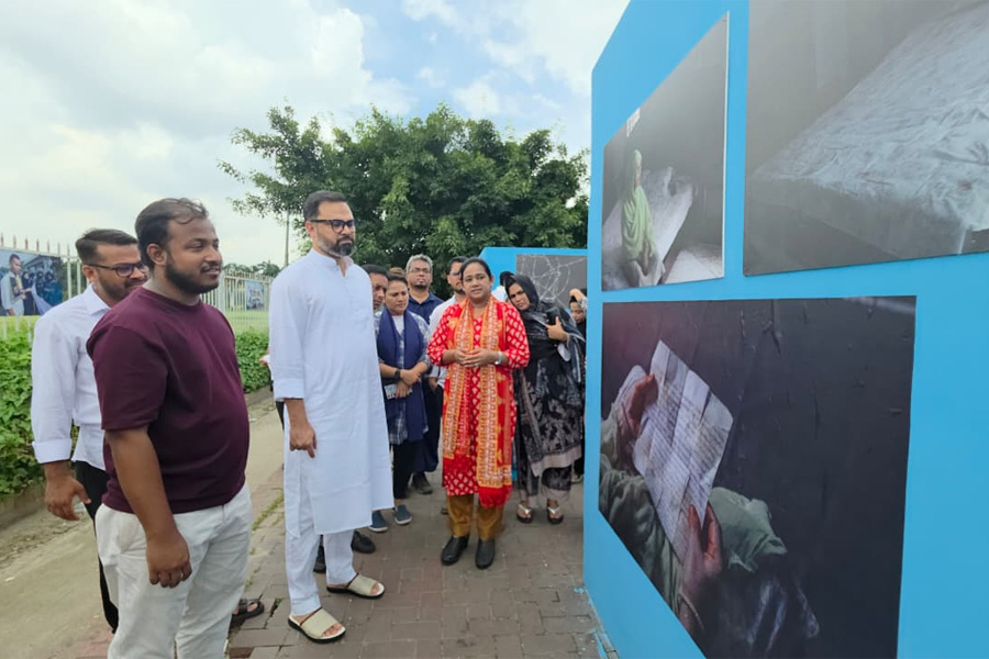 আমিনুল হক গুম পরিবারের চিত্র প্রদর্শনীতে