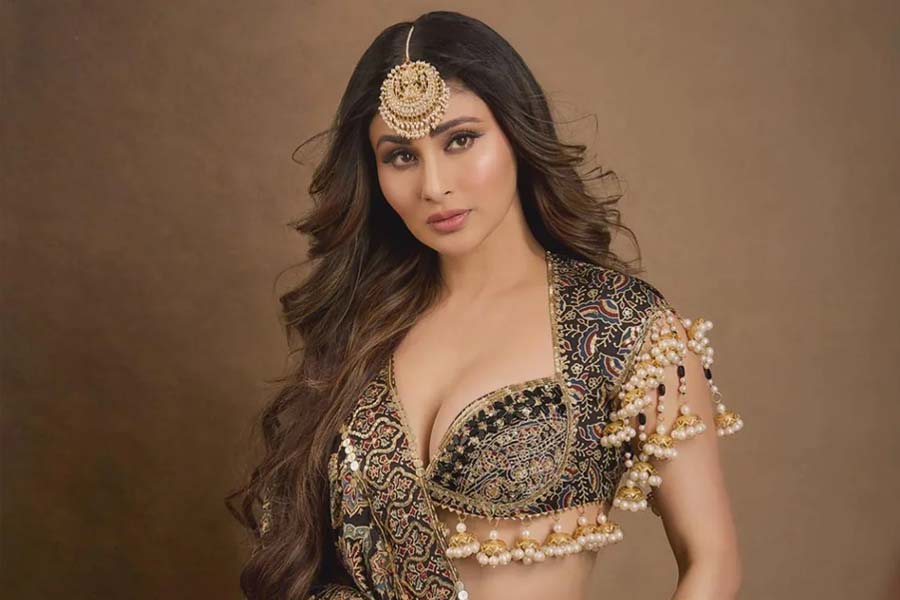 বলিউড অভিনেত্রী মৌনী রায়। ছবি: সংগৃহীত