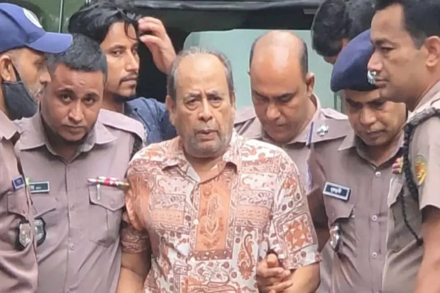 আন্তর্জাতিক অপরাধ ট্রাইব্যুনালে হাজির করা হয়েছে সাবেক সেনা কর্মকর্তা মোজাফফর হোসেনকে। ছবি: সংগৃহীত