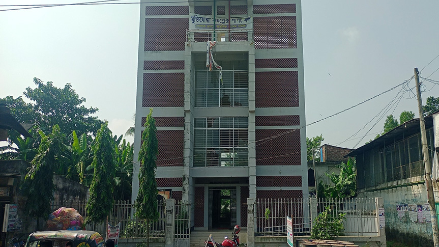 স্বেচ্ছাসেবক লীগ নেতার বিরুদ্ধে মুক্তিযোদ্ধা কমপ্লেক্স মার্কেট দখলের অভিযোগ