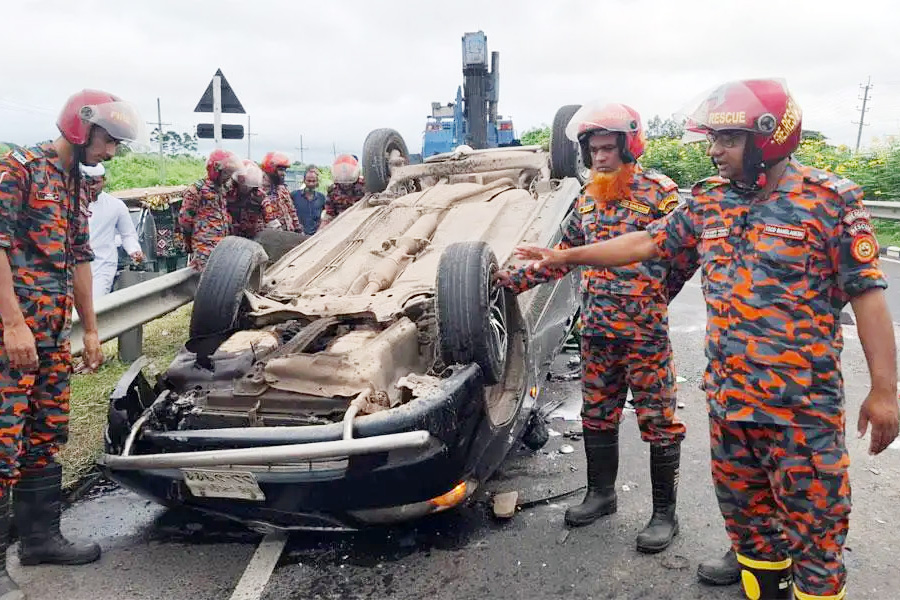 সিরাজদিখানে প্রাইভেটকারের ধাক্কায় মোটরসাইকেলের ৩ আরোহী নিহত