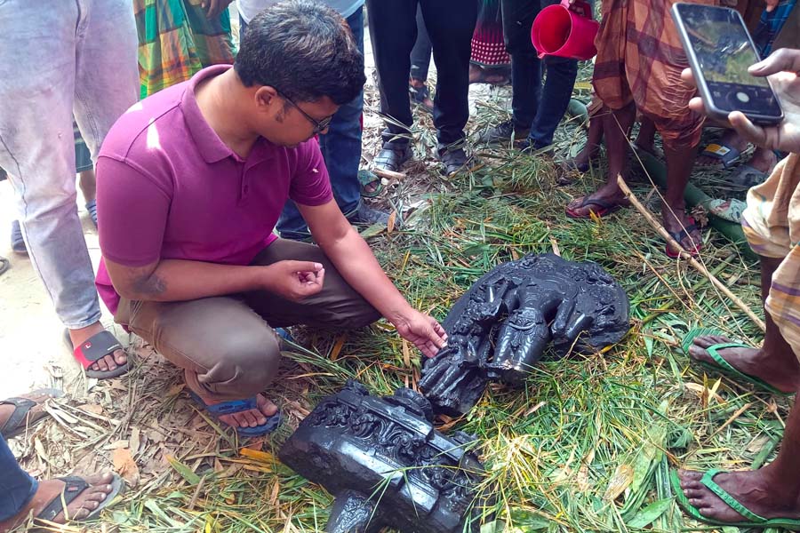 পুকুর সংস্কারের সময় কষ্টিপাথরের প্রাচীন বিষ্ণুমূর্তি জব্দ