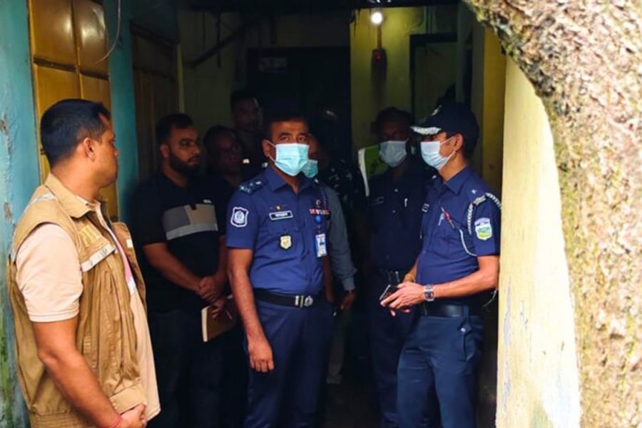ময়মনসিংহ নগরের রামকৃষ্ণ মিশন রোড এলাকায় হত্যাকাণ্ডের পর ঘটনাস্থলে পুলিশ। ফাইল ছবি। ছবি: ভিওডি বাংলা