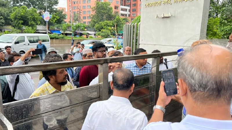 আন্দোলনের মুখে এনবিআর অবরুদ্ধ