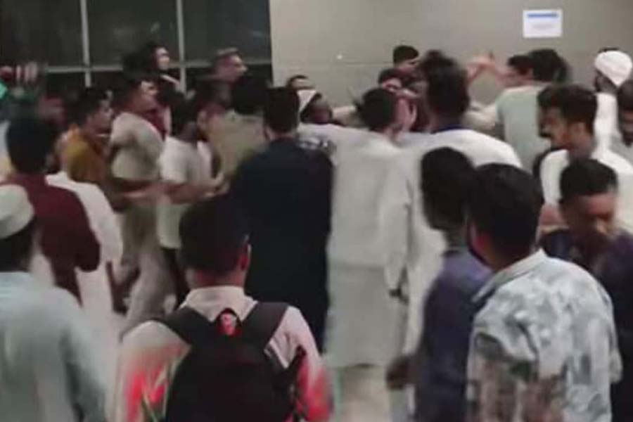 শাহবাগে এনসিপির দুই পক্ষের হাতাহাতি