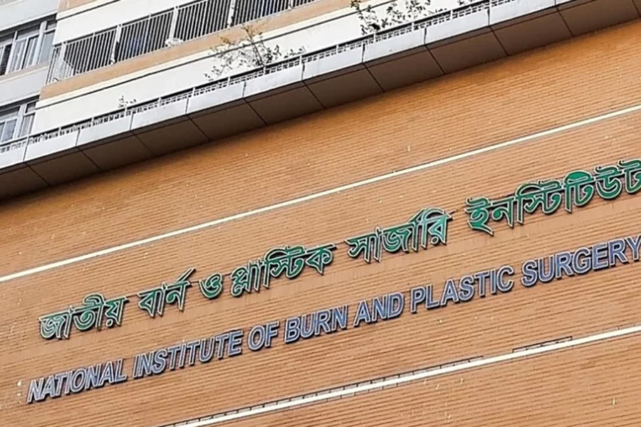 ঘরে ফ্রিজের কম্প্রেসার বিস্ফোরণে ২ পরিবারের ৯ জন দগ্ধ