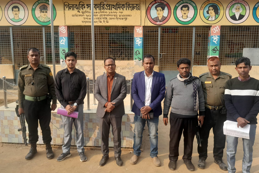 নবাবগঞ্জে ভোটকেন্দ্র পরিদর্শন করলেন ইউএনও জিল্লুর রহমান