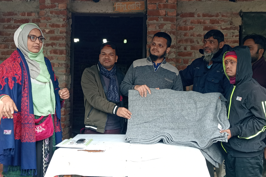 শীতার্ত প্রতিবন্ধী শিশুদের মাঝে কম্বল বিতরণ