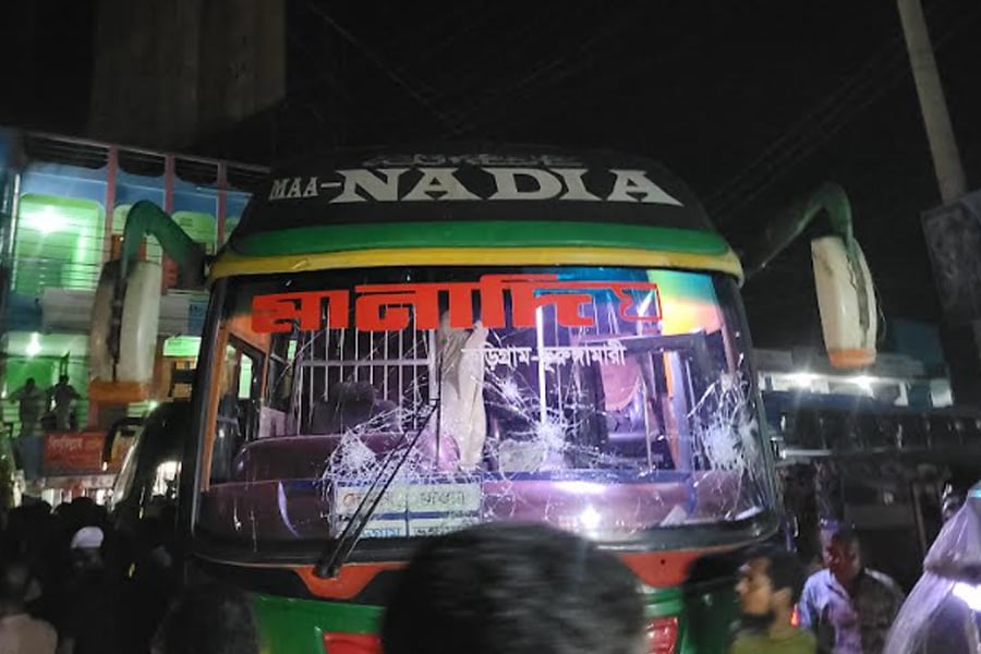 কুড়িগ্রাম শহরে বাসে হামলার প্রতিবাদে সড়ক অবরোধ করে বিক্ষোভ করছেন বাস শ্রমিকরা। ছবি: ভিওডি বাংলা